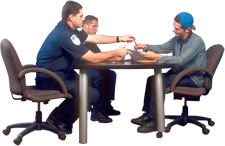 Imagen de oficiales policacos y sospechoso en una mesa