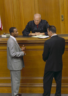 Imagen de dos hombres hablando con un juez.