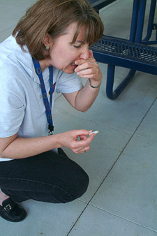 Imagen de una mujer estornudando